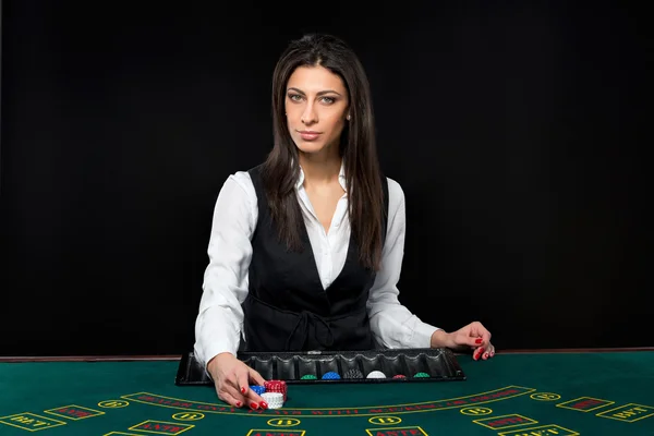 Das schöne Mädchen, Dealer, hinter einem Tisch für Poker — Stockfoto