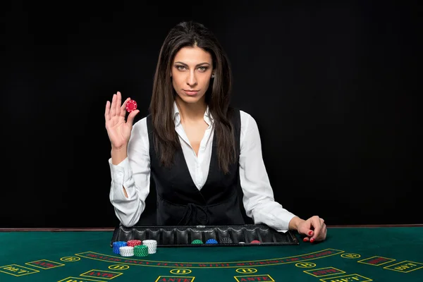 Das schöne Mädchen, Dealer, hinter einem Tisch für Poker — Stockfoto