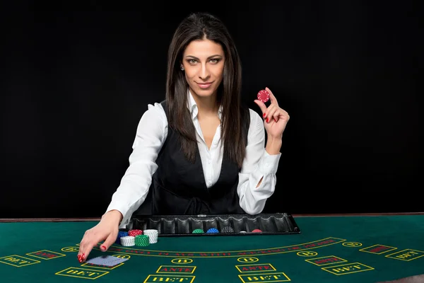 La hermosa chica, distribuidor, detrás de una mesa de póquer —  Fotos de Stock