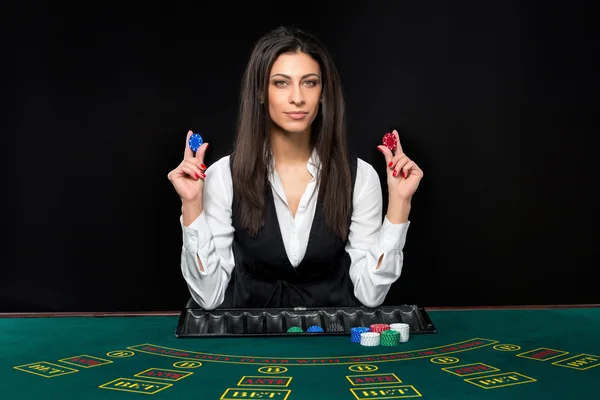 Das schöne Mädchen, Dealer, hinter einem Tisch für Poker — Stockfoto