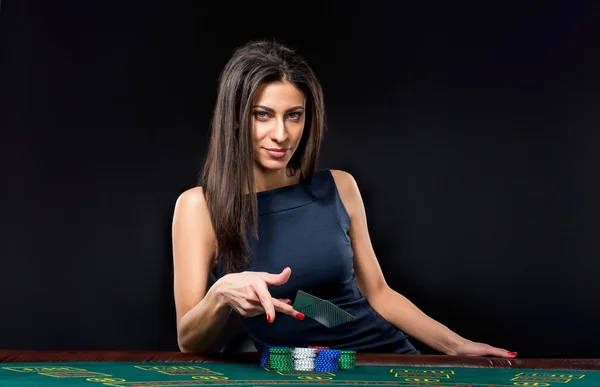 Krásná dívka, obchodník, za stůl na poker — Stock fotografie