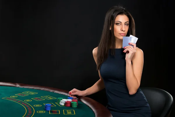 Σέξι γυναίκα με πόκερ κάρτες και μάρκες — Φωτογραφία Αρχείου