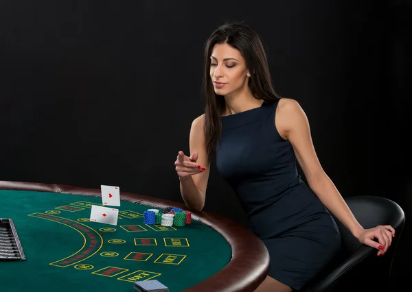 Sexy žena s poker karty a čipy — Stock fotografie