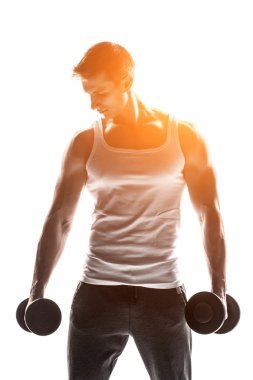 Beyaz arka planda izole dambılilen yakışıklı kaslı adam