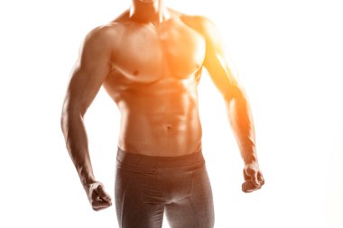 Poz, gösterilen mükemmel abs, houlders, pazı, triceps, göğüs vücut geliştirmeci adam