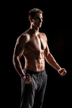 Seksi gömleksiz vücut geliştirmeci poz,