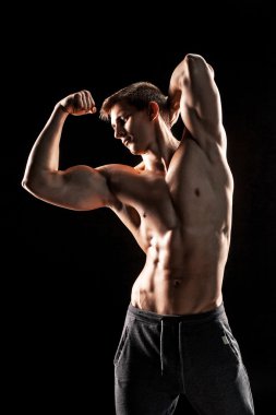 Güçlü adam mükemmel abs, houlders, pazı, triceps ve ch gösterilen
