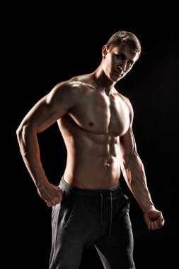Güçlü adam mükemmel abs, houlders, pazı, triceps ve ch gösterilen