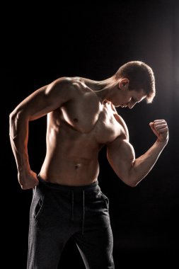 Güçlü adam mükemmel abs, houlders, pazı, triceps ve ch gösterilen