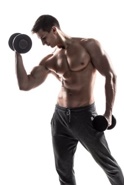 Kaslı adam beyaz arka plan üzerinde izole dumbbells ile egzersiz yapıyor