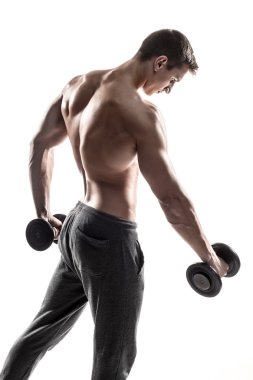 Kaslı adam beyaz arka plan üzerinde izole dumbbells ile egzersiz yapıyor