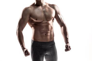 Poz, gösterilen mükemmel abs, houlders, pazı, triceps, göğüs vücut geliştirmeci adam