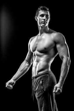 Görüntü çok kaslı adamın çıplak gövde ile poz