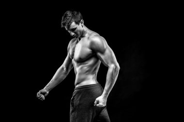 Görüntü çok kaslı adamın çıplak gövde ile poz