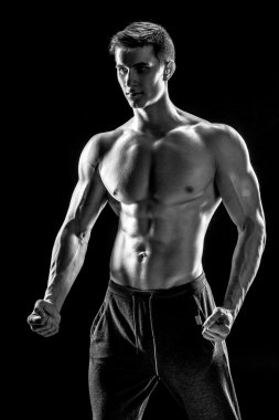 Seksi gömleksiz vücut geliştirmeci poz,