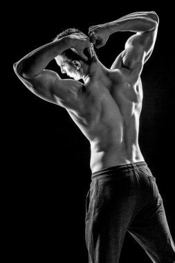 Güçlü adam mükemmel abs, houlders, pazı, triceps ve ch gösterilen