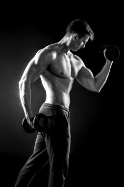 Kas vücut gösterilen ve egzersizleri ile aptal yapıyor atletik erkek