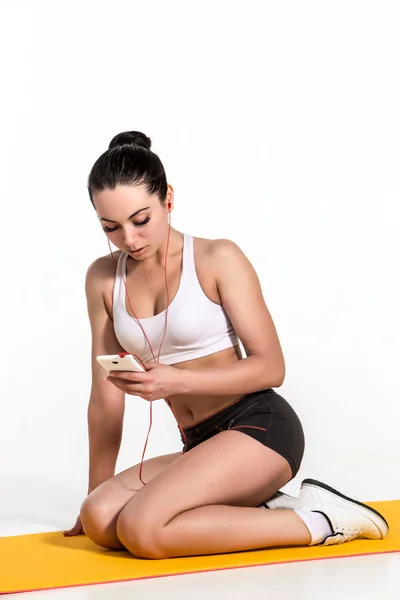 Brunette met fit lichaam op yoga mat — Stockfoto