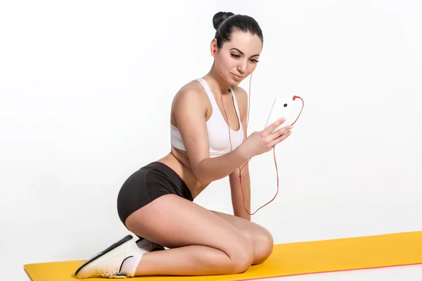 Brunette met fit lichaam op yoga mat — Stockfoto