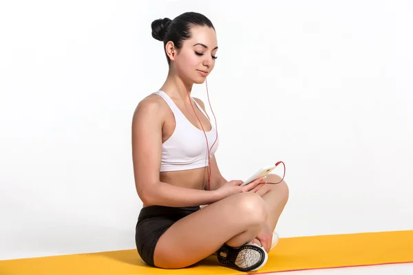 Morena con cuerpo en forma en esterilla de yoga — Foto de Stock