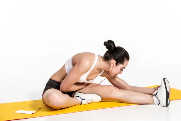 有魅力的女人做练习。布鲁内特在瑜伽垫上健康的身体 — 图库照片