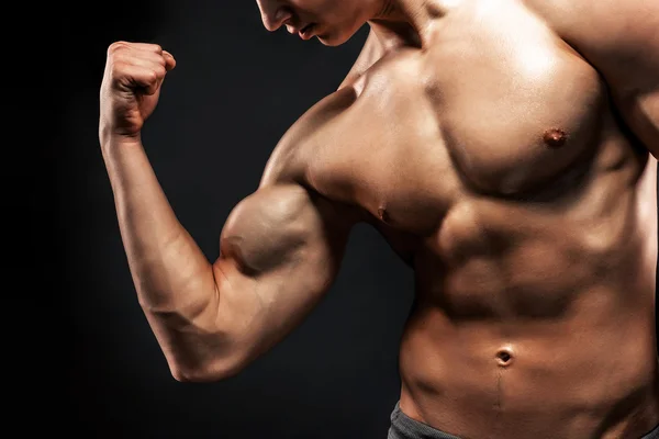 Зображення дуже м'язистого чоловіка позує з голим торсом — стокове фото
