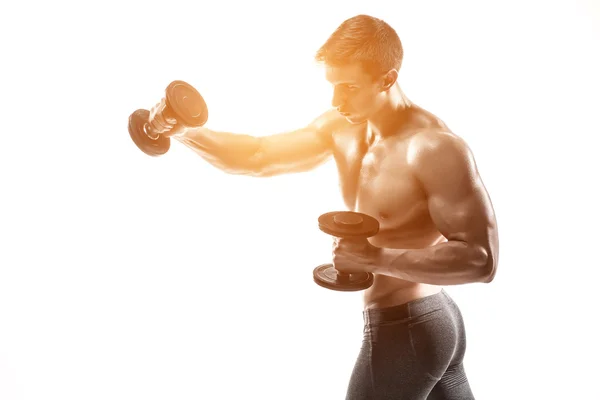 Hombre atlético mostrando el cuerpo muscular y haciendo ejercicios con pesas — Foto de Stock