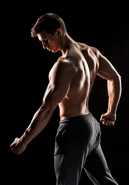 Homem forte mostrando abdominais perfeitos, houlders, bíceps, tríceps e ch — Fotografia de Stock