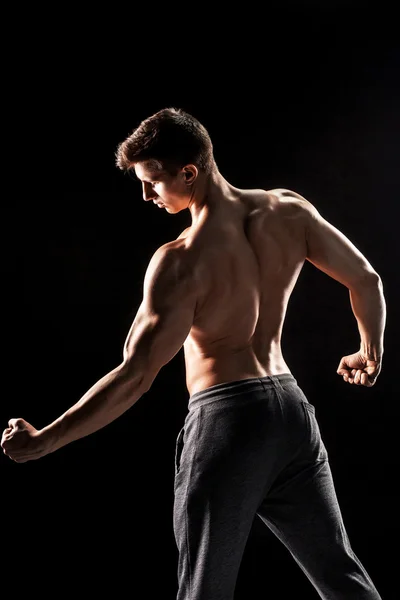 坚强的人表现出完美的 abs、 houlders、 肱二头肌、 肱三头肌和 ch — 图库照片