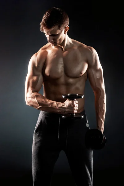 強大なフィットネス男ダンベル gread 肉体を披露 — ストック写真