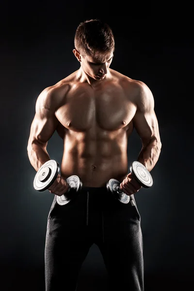 Puissant homme de remise en forme montrant son corps vert avec haltères — Photo