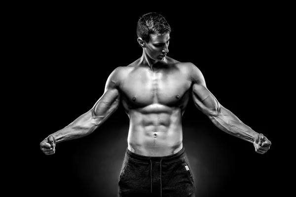 Fantastiska muskulös man visar perfekta abs, axlar, biceps, tr — Stockfoto