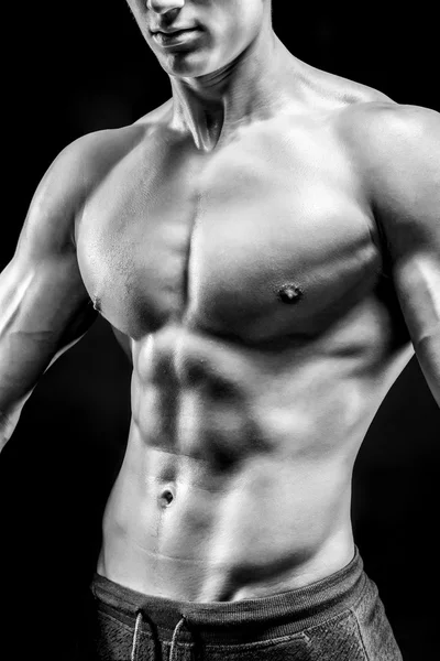 Close-up de um homem de fitness poder no fundo preto — Fotografia de Stock