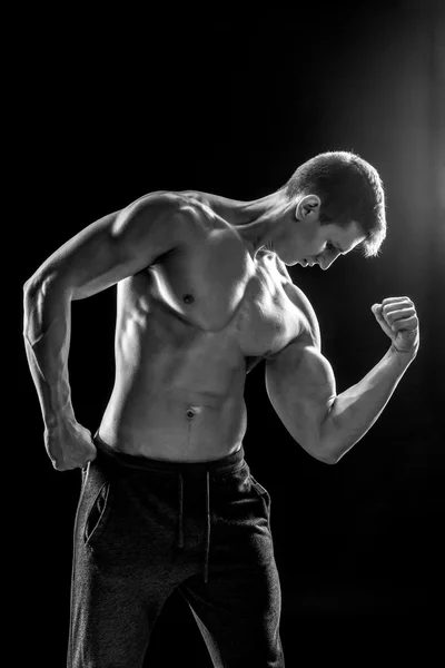 坚强的人表现出完美的 abs、 houlders、 肱二头肌、 肱三头肌和 ch — 图库照片