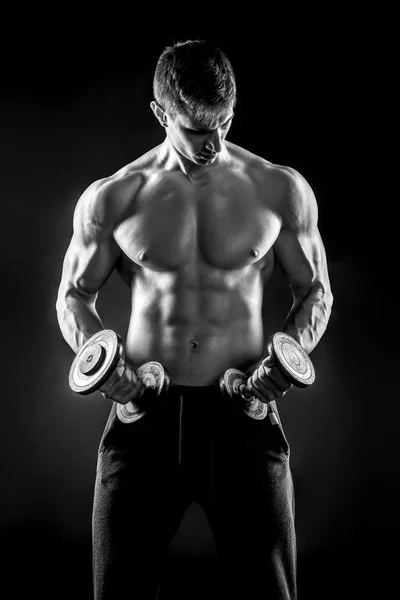 Puissant homme de remise en forme montrant son corps vert avec haltères — Photo