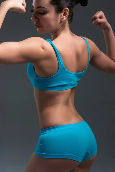 Женщина в спортивной одежде расслабляется после тренировки — стоковое фото