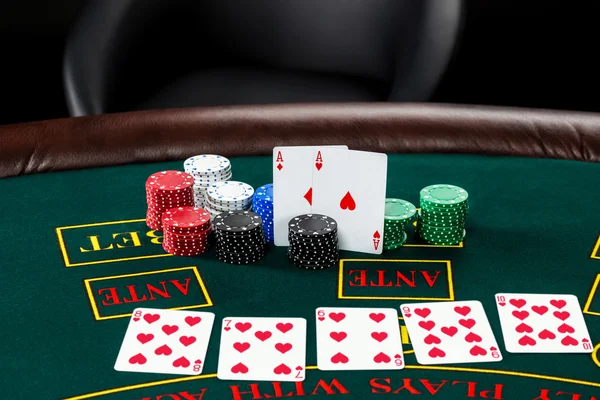 Παιχνίδι του πόκερ. Μάρκες και τις κάρτες — Φωτογραφία Αρχείου