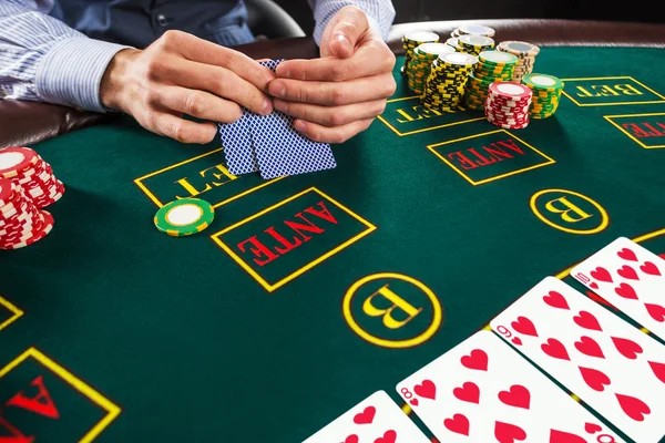 Närbild av pokerspelare med spelkort och chips — Stockfoto