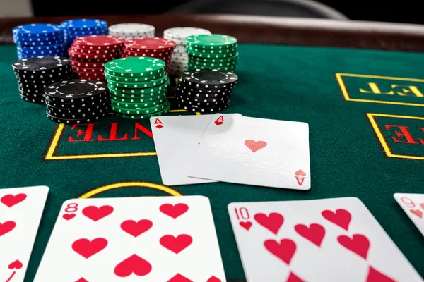 Poker oynamak. Yongaları ve kartları — Stok fotoğraf