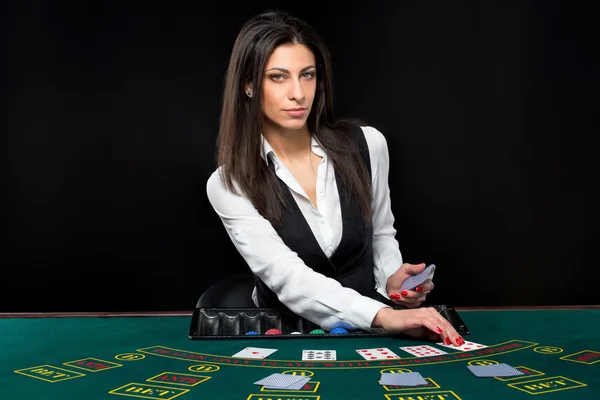 Das schöne Mädchen, Dealer, hinter einem Tisch für Poker — Stockfoto