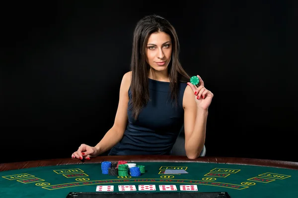 Sexy Frau mit Pokerkarten und Chips — Stockfoto