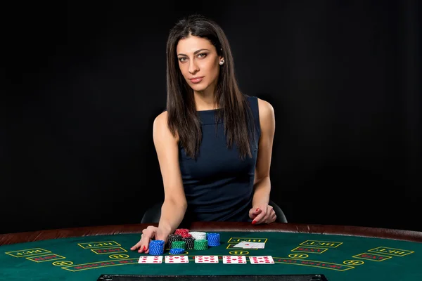 Mulher sexy com cartões de poker e fichas — Fotografia de Stock