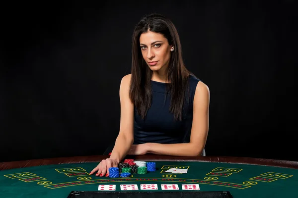 Sexy Frau mit Pokerkarten und Chips — Stockfoto