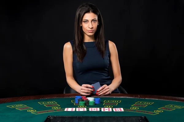 Mulher sexy com cartões de poker e fichas — Fotografia de Stock