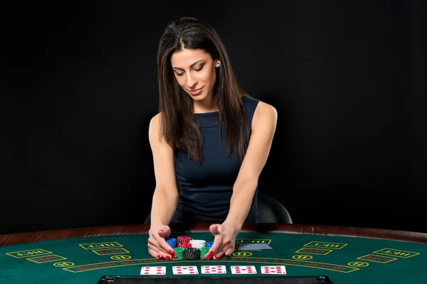 Donna sexy con carte da poker e fiches — Foto Stock