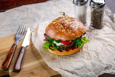 Tavuk burger, domates, peynir ve marul ile sandviç