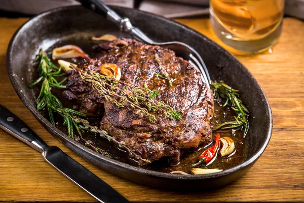 Gesunde magere gegrillte mittel-seltene Steaks und Gemüse — Stockfoto