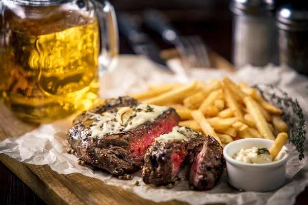 Gesund mageres gegrilltes mittelseltenes Steak mit Pommes frites, Bier — Stockfoto