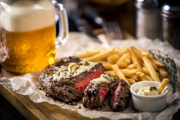 Gesund mageres gegrilltes mittelseltenes Steak mit Pommes frites, Bier — Stockfoto