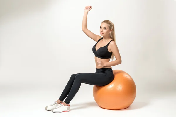 Ung kvinna träning med fitball — Stockfoto